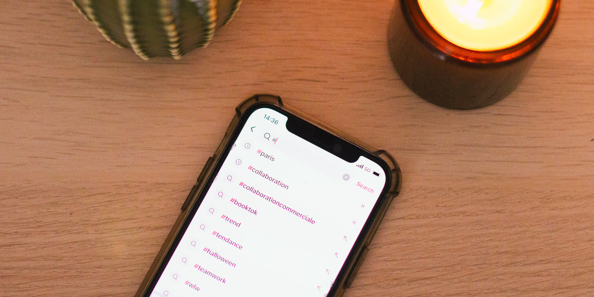 Hashtags sur un écran de téléphone sur un réseau social