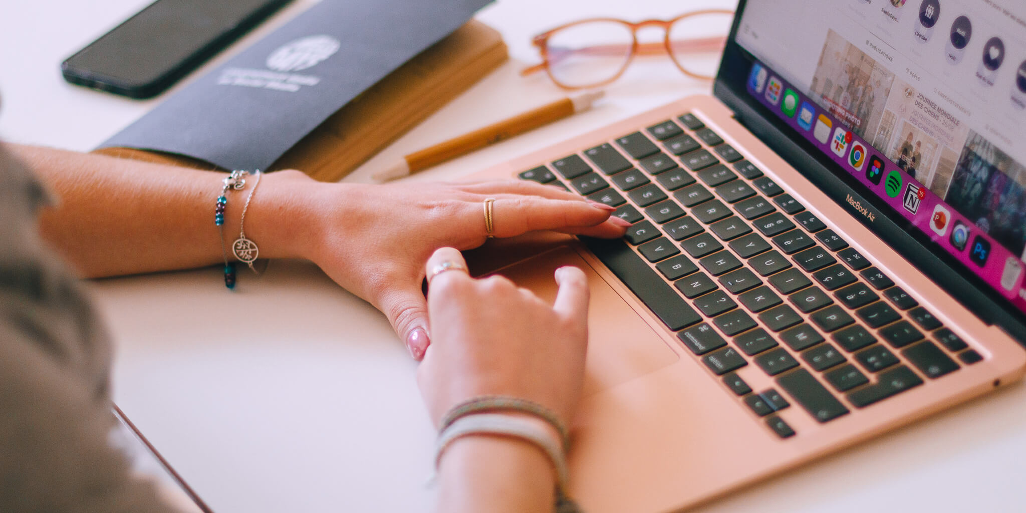 Une femme assise à un bureau, utilisant son ordinateur portable.